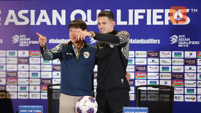 Pelatih Timnas Indonesia, Shin Tae-yong dan Justin Hubner dalam konferensi pers di Stadion Utama Gelora Bung Karno (SUGBK), Jakarta Pusat, pada Senin (9/9/2024) sore WIB. Justin Hubner membagikan komentar di media sosial Instagram pasca pemecatan STY oleh PSSI. (Bola.com/Abdul Aziz)