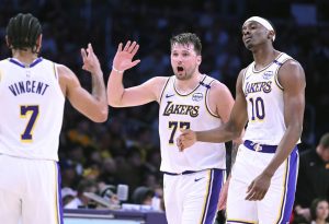 Doncic & Reaves Cetak 61 Poin, Lakers Kalahkan Suns