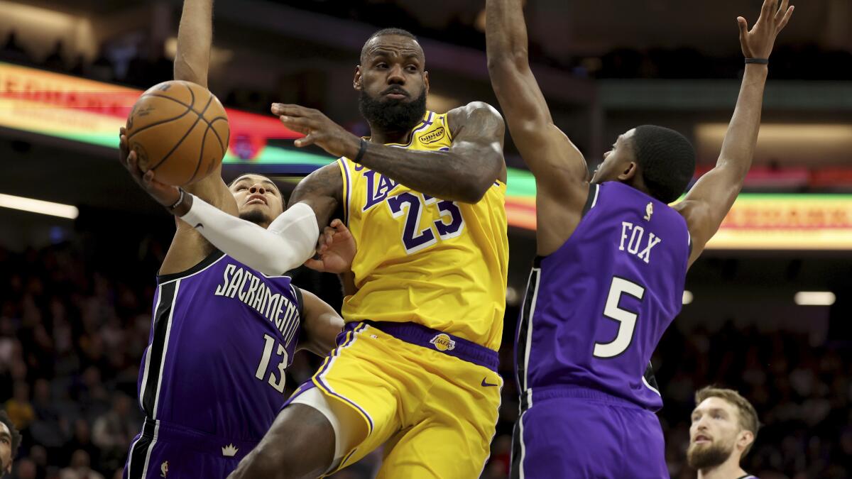 LeBron Akui Lakers Tak Mampu Menyaingi Tripoin Kings